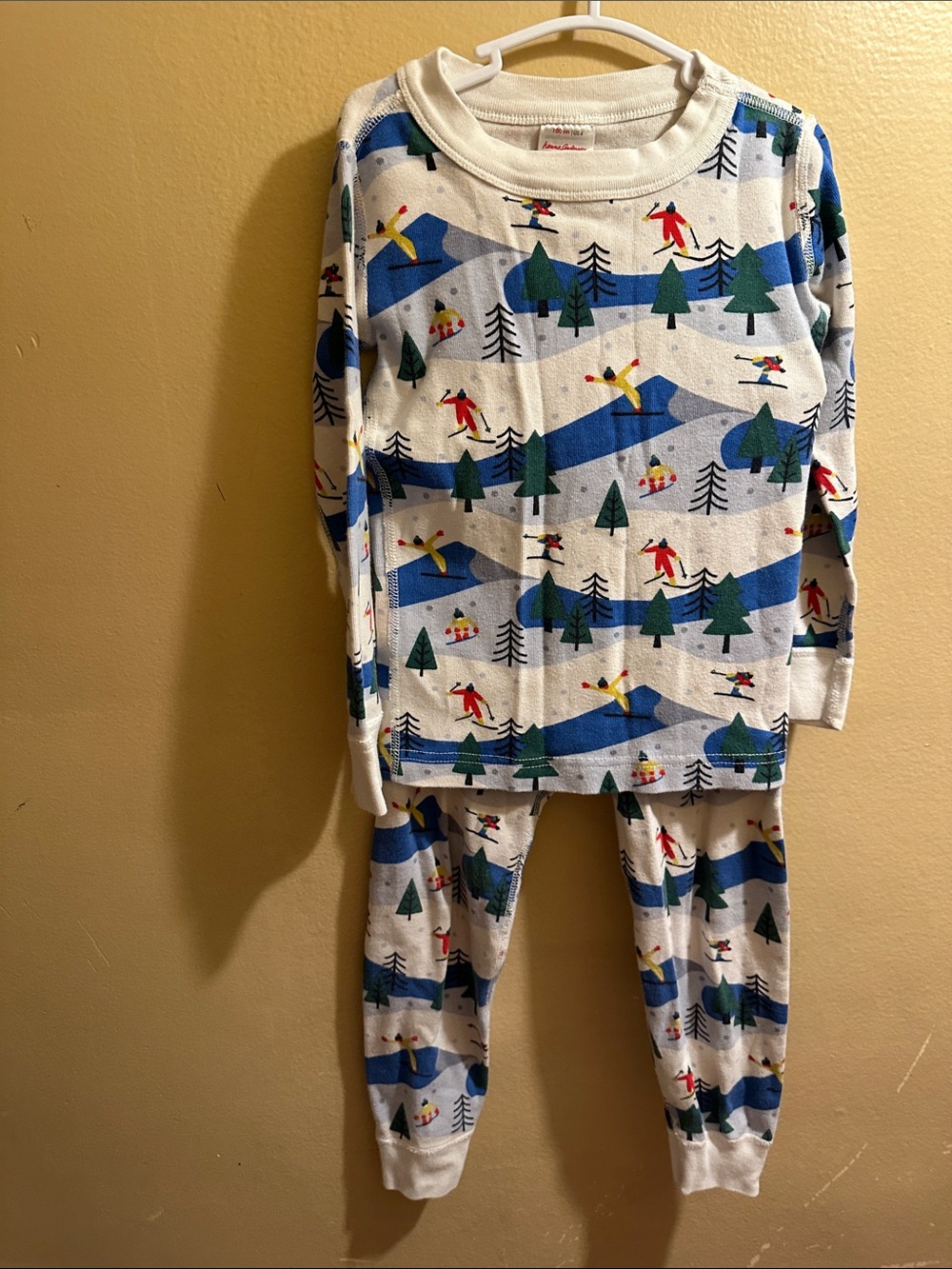 Hanna Andersson White Ski Scene Pajama Set with Blue and Green Accents